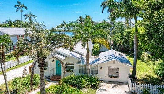 House near the coast in Anna Maria Island